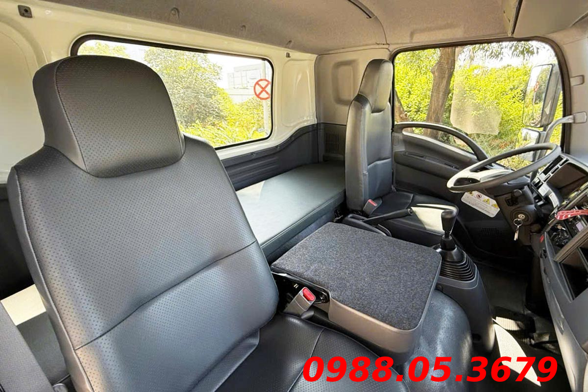 Nội thất rộng r&atilde;i với cabin đ&ocirc;i giường nằm của xe tải Isuzu FSR 700 8 tấn