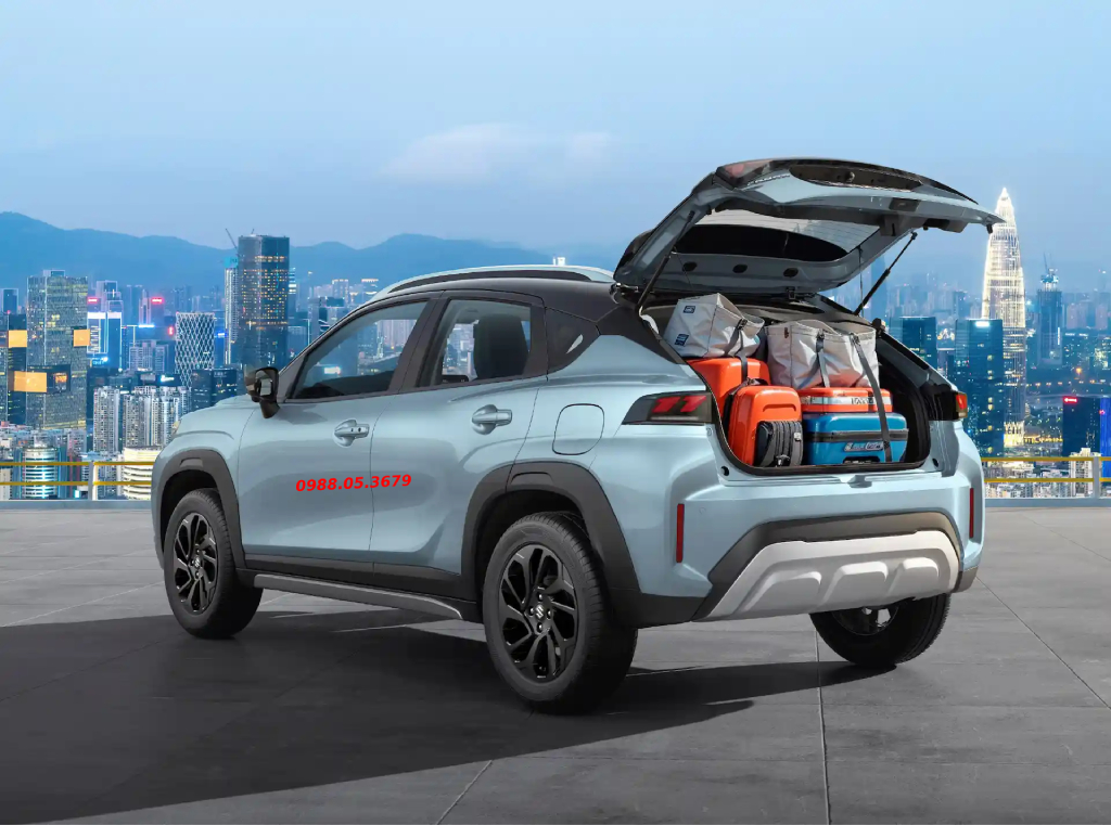 khong gian chua do cop sau xe Suzuki FronX rong rai