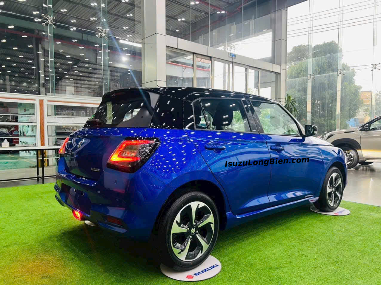 xe suzuki swift mau xanh 2025 new