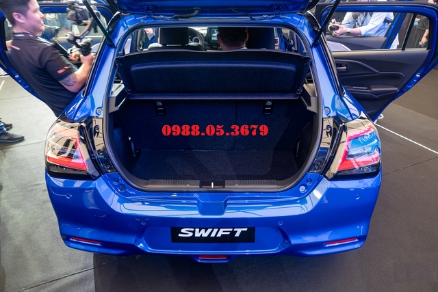 khong gian chua do cop sau xe Suzuki Swift 2025 moi