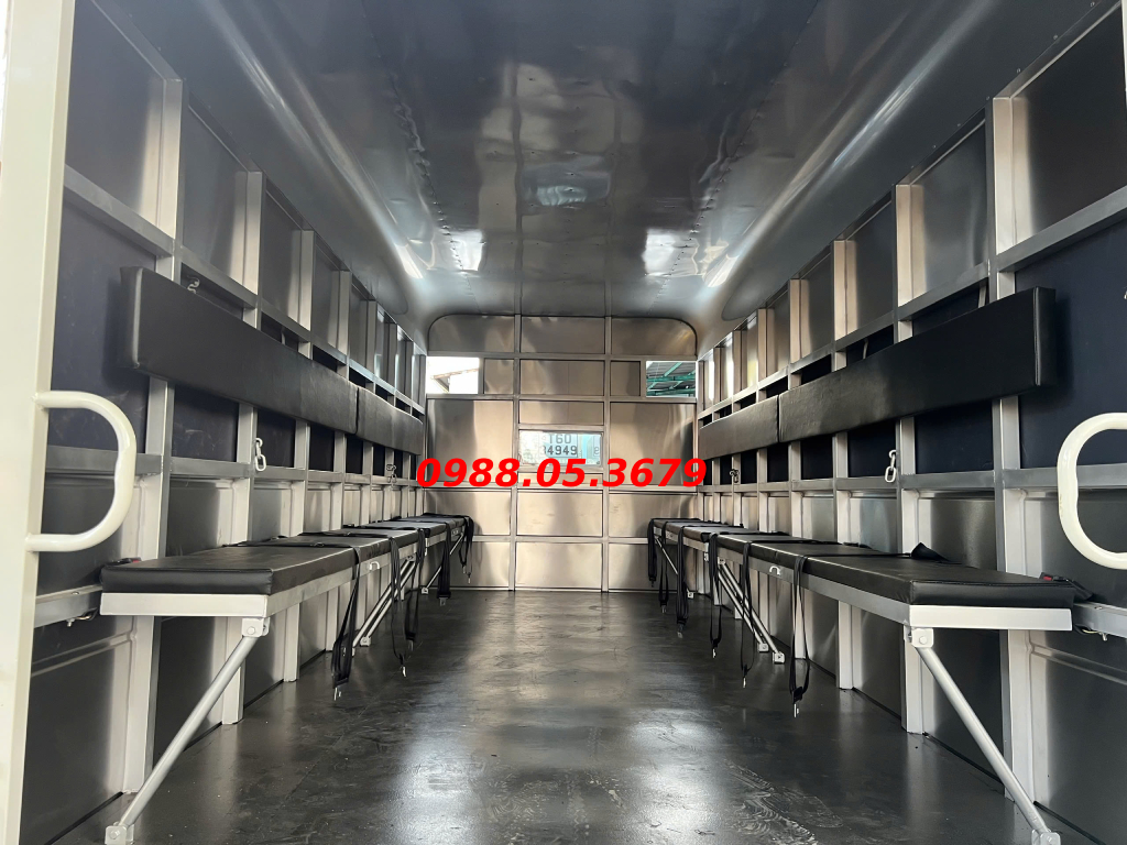 xe tai tap lai hang C1 1T99 ISUZU QKR 210 QMR77HE5A trong thung co 2 hang ghe